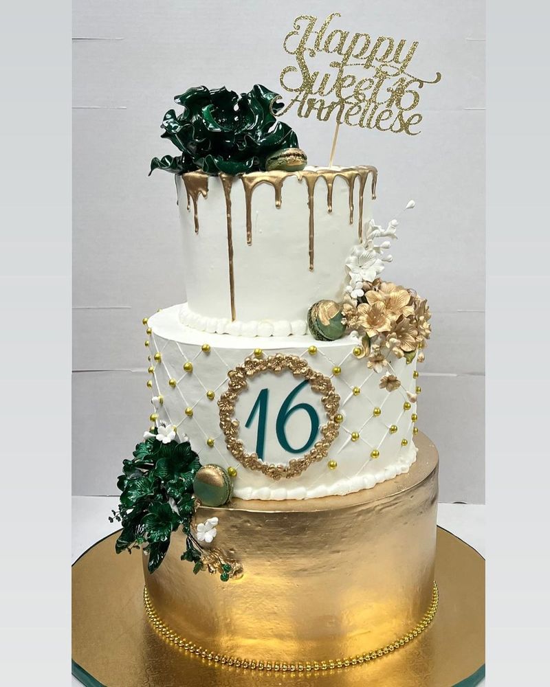 White and gold Sweet Sixteen drip cake